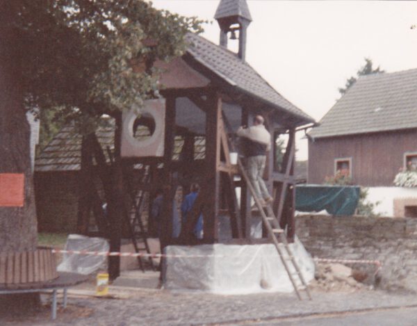 Das Fachwerk der Kapelle wird gestrichen