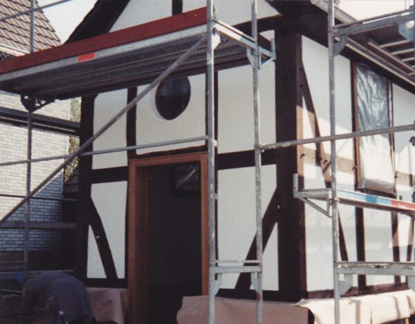 Kapelle mit Baugerüst