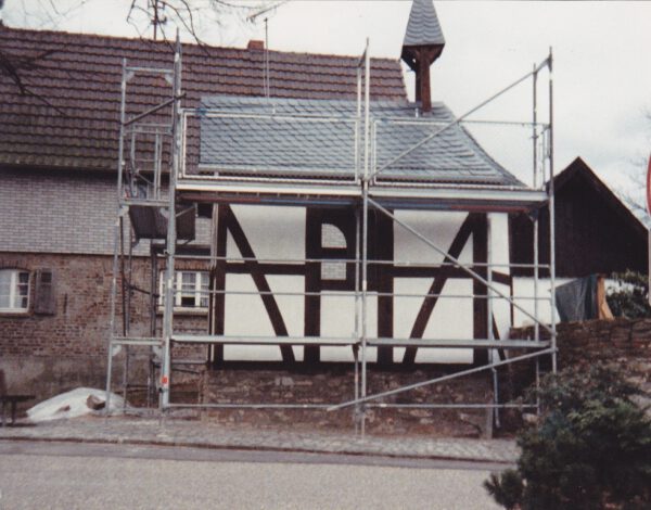 Kapelle mit Baugerüst