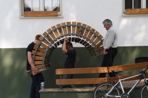 Einzelteile der Rundbank werden getragen