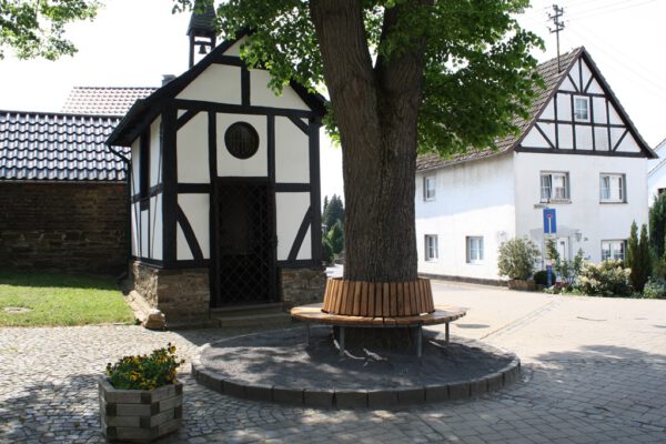 Erneuerte Rundbank an der Dorflinde vor der Kapelle