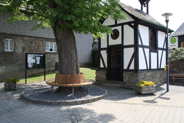 Erneuerte Rundbank an der Dorflinde vor der Kapelle