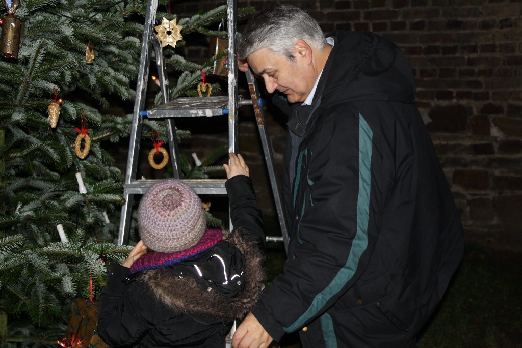 Der Weihnachtsbaum wird von Lauthausener Kindern geschmückt