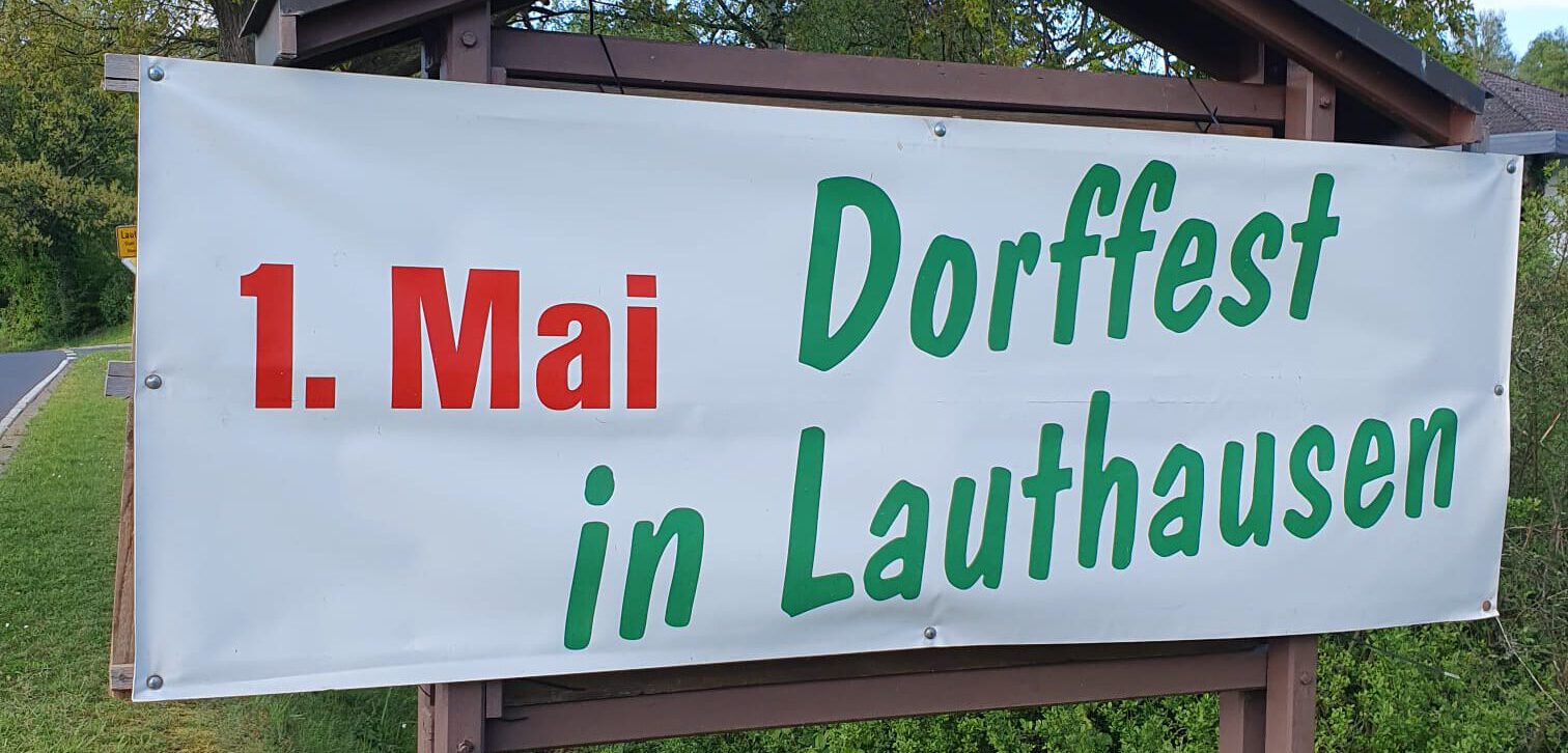 Banner für das Dorffest am Ortseingang