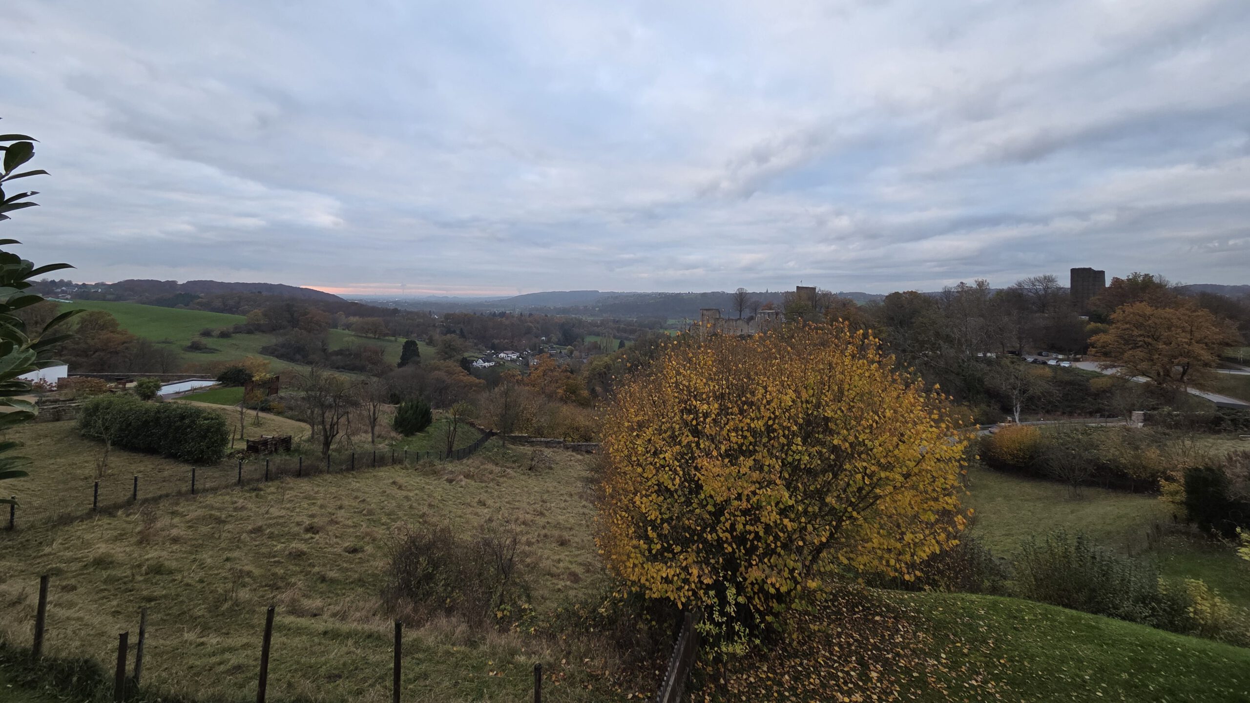 Blick zur Burg Blankenberg, dahinter das Siegtal und der Siegburger Michaelsberg