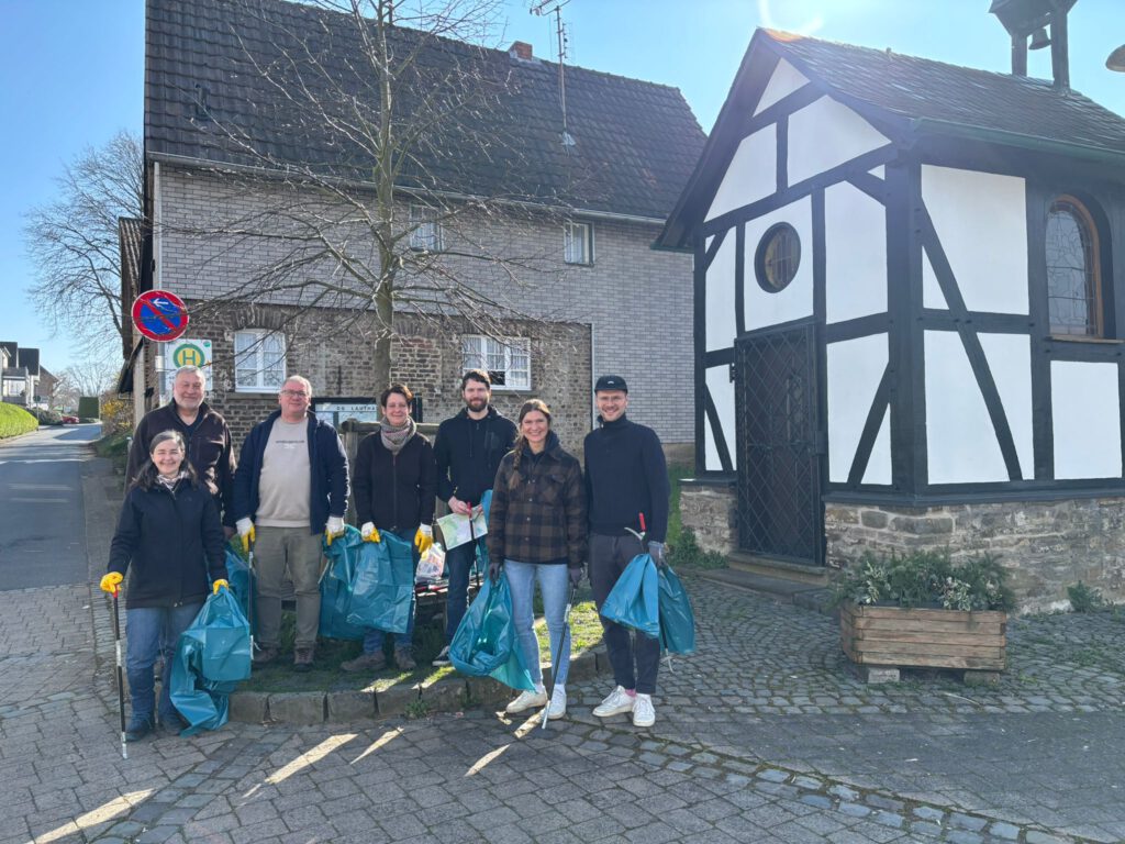 Gruppenbild aller Helfer bei Lauthausen schwingt den Besen