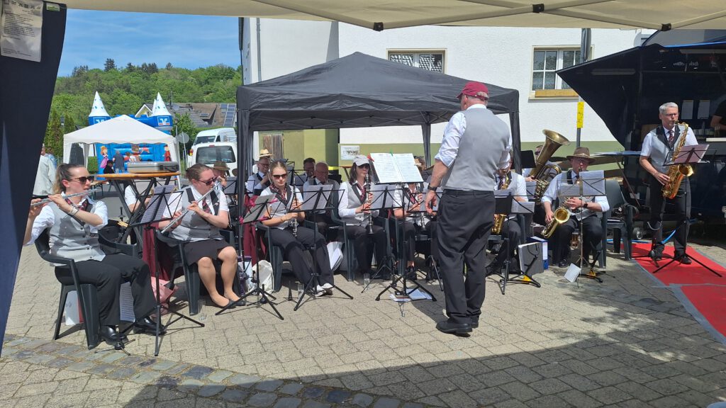 Platzkonzert des Musikverein Allner auf dem Dorffest in Lauthausen